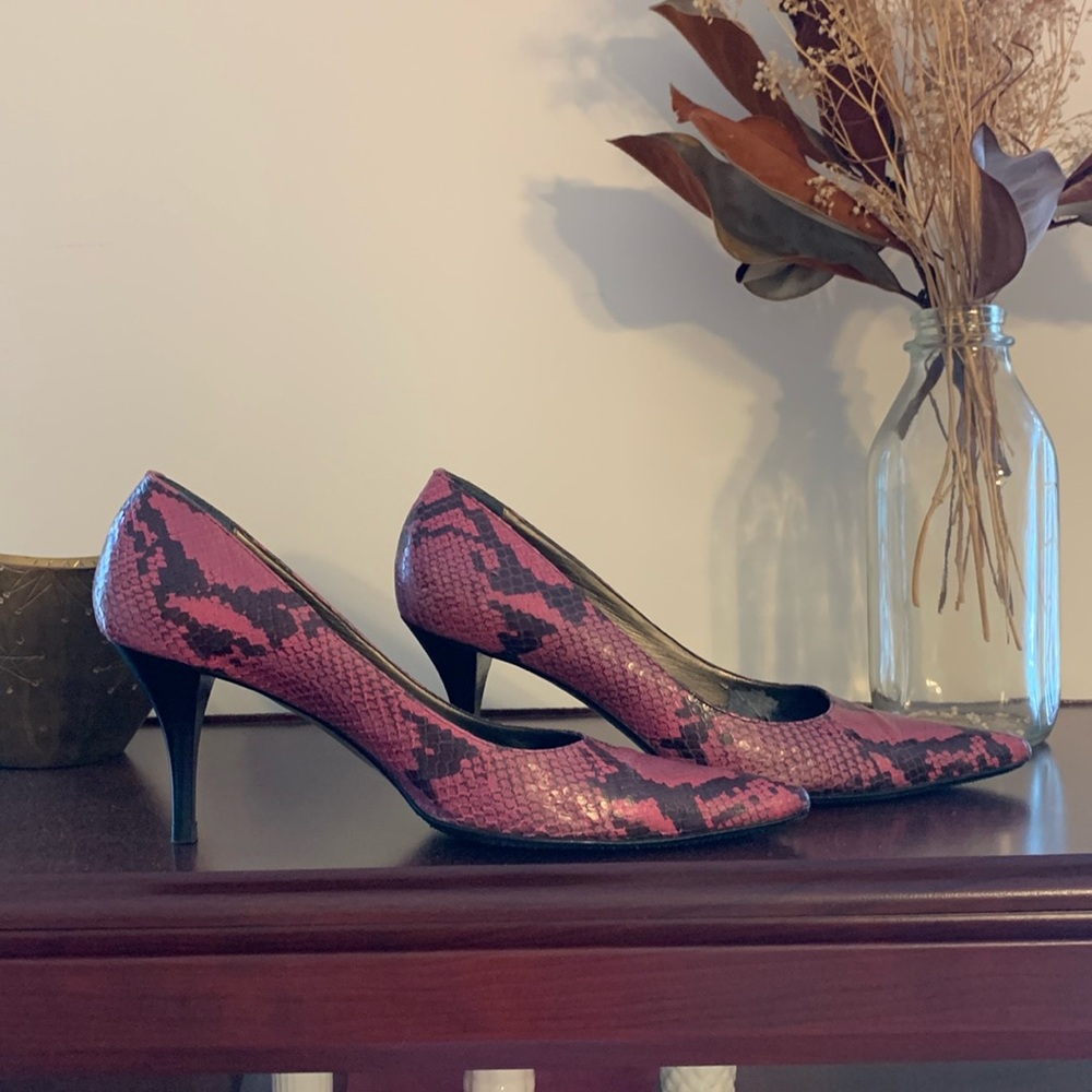 Edgy pink/black snakeskin pumps